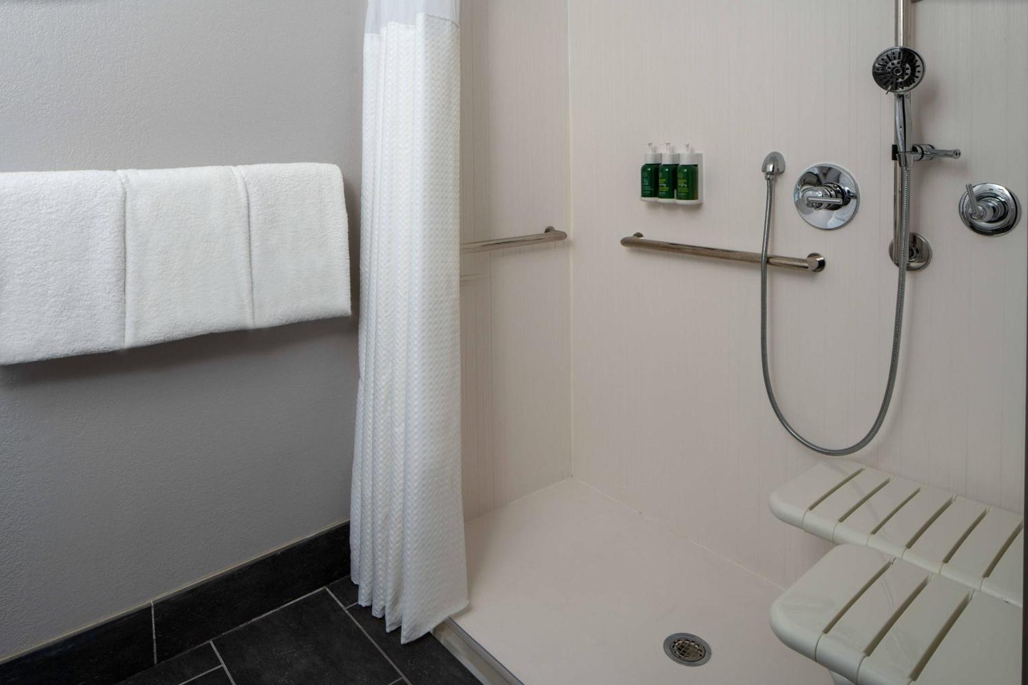 Courtyard By Marriott / Mandeville Hotel